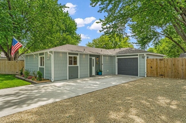 Building Photo - 2421 Brook Ln