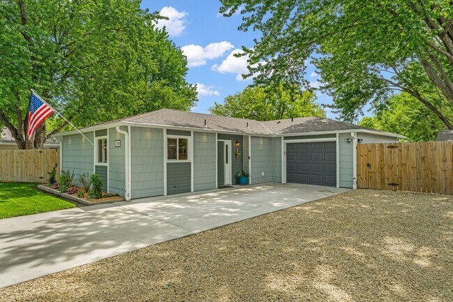 Foto del edificio - 2421 Brook Ln
