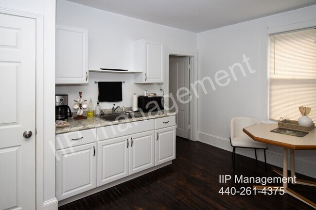Building Photo - Cozy 2-Bedroom Furnished Unit in the Heart...