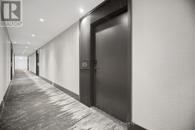 Photo du bâtiment - 2450 Old Bronte Rd