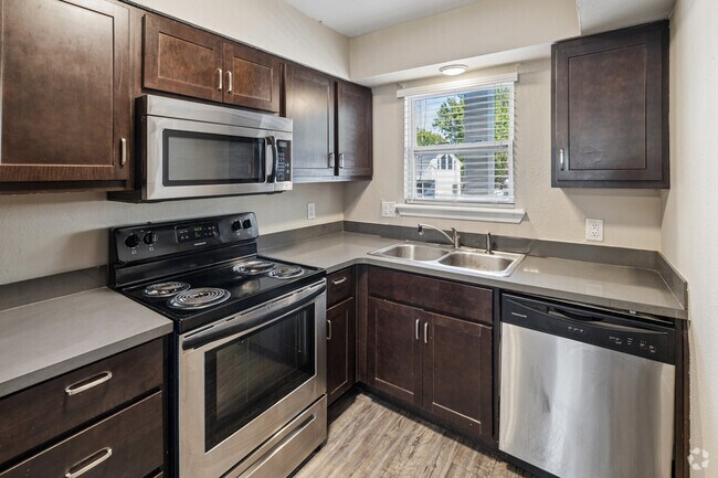 3 habitaciones, 2.5 baños - 1350 pies cuadrados - Cocina - Charleston Apartments
