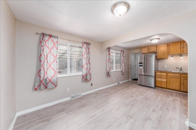 Building Photo - Updated 5 Bed/3 Bath Home with 1 Car Garag...