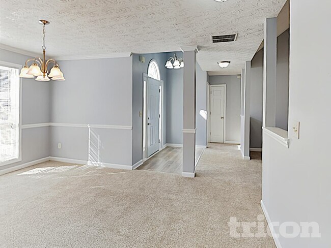 Foto del edificio - 615 Bridle Creek Dr