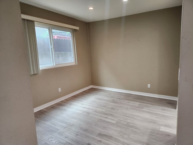 Building Photo - 1242 S Barrington Ave