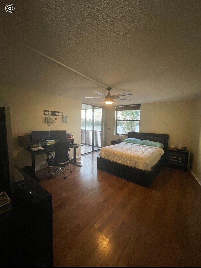 Foto del edificio - 118 Lake Emerald Dr