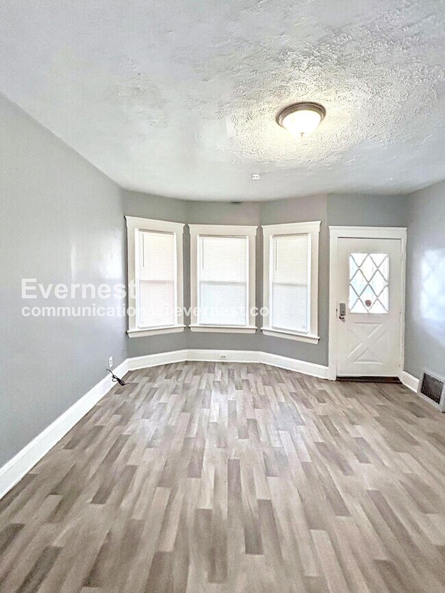 Foto del edificio - 3443 Regent Rd