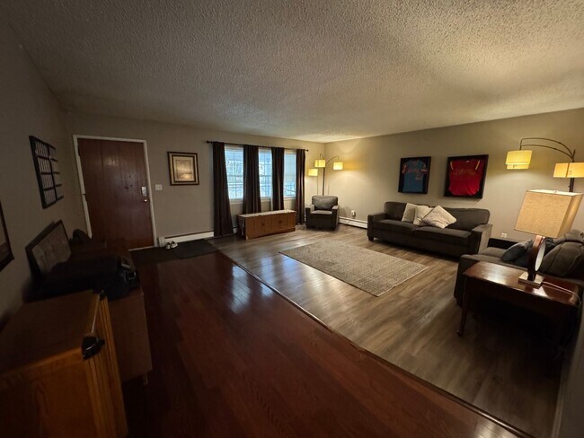 Foto del edificio - 1739 Crosson Ave