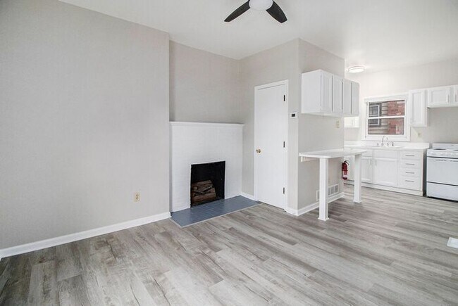 Foto del edificio - $799 Chic & Renovated 1BR with Style- Ask about our security deposit alternative!