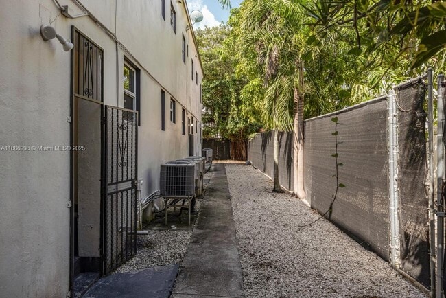 Foto del edificio - 577 NE 82nd St