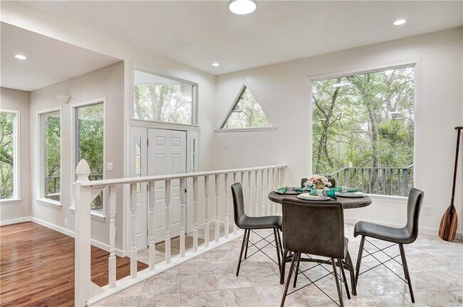 Foto del edificio - 8804 Mountain Ridge Dr
