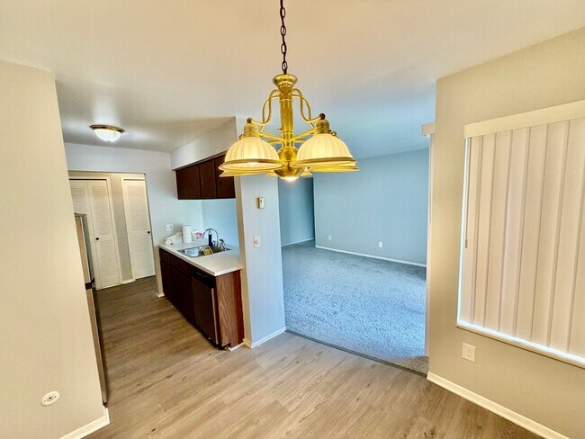 Foto del edificio - 21661 Hillside Dr