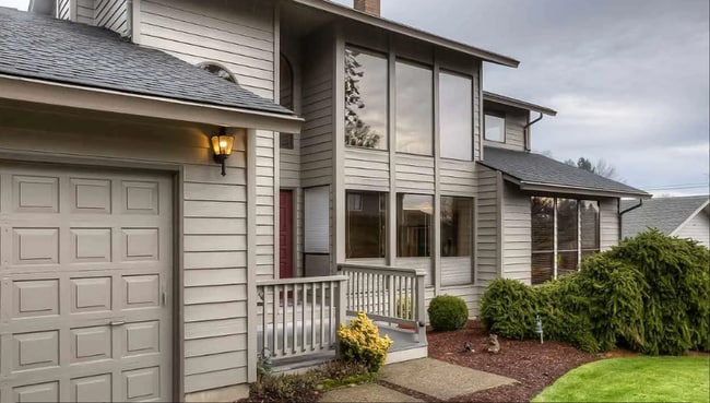 Building Photo - 4bd/3ba HUGE Home w/Hardwood Floors, Russian Fireplace, 2-Car Garage & Fenced Back Yard!