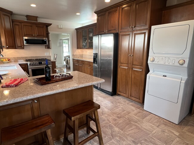 Kitchen w/washer & dryer - 225 Malvern Ave