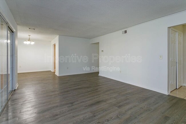 Foto del edificio - 4177 Versailles Dr
