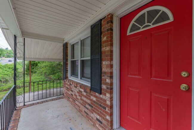 Foto del edificio - 3 bed/1.5 bath single-family home, with energy-efficient windows. Section 8 welcome!