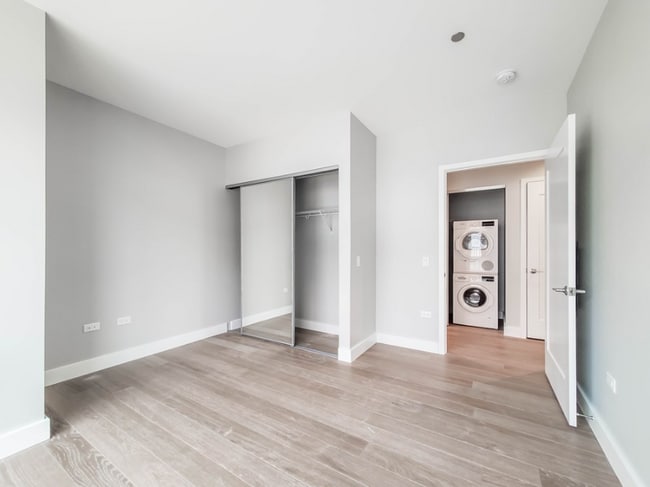 Foto del edificio - 1255 N Sandburg Terrace