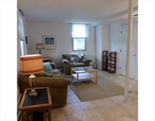 Building Photo - 585 Franklin St