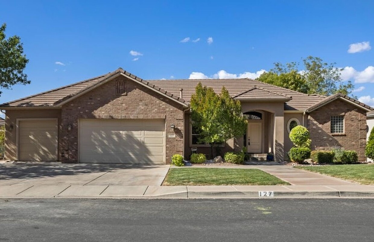 Foto principal - Spacious 4-Bedroom Basement Apartment – Ut...