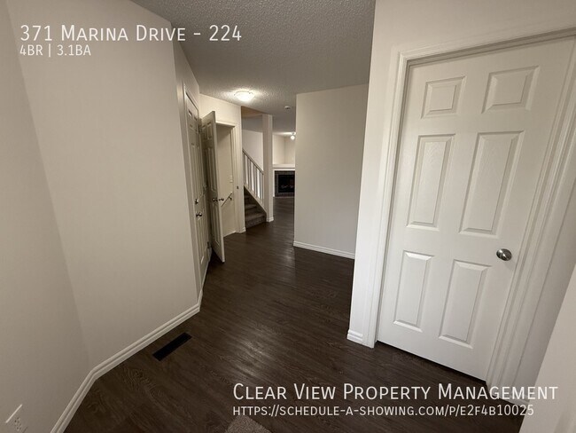 Photo du bâtiment - ?? Beautifully Renovated 4 Bed / 3.5 Bath Home with Garage and Fenced Yard in Chestermere Station...