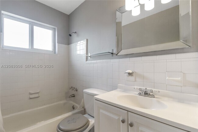 Foto del edificio - 8129 Abbott Ave