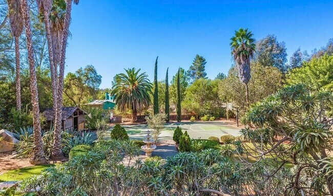 Foto del edificio - 12904 Stone Canyon Rd