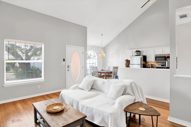 Foto del edificio - Innerarity Point Living at an Affordable Cost!