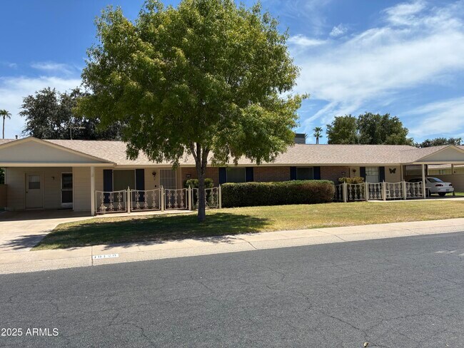 Foto del edificio - 10120 W Kingswood Cir