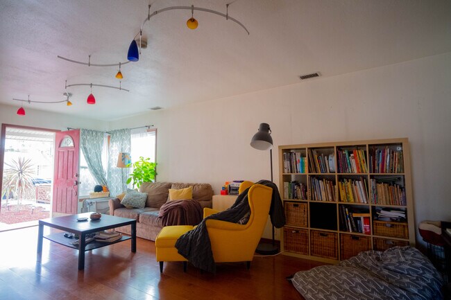 Foto del edificio - 537 W Knepp Ave