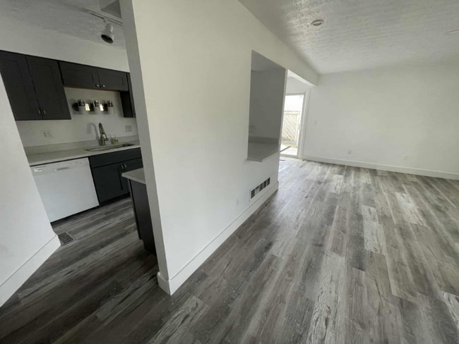 Building Photo - 5265 Captains Ct