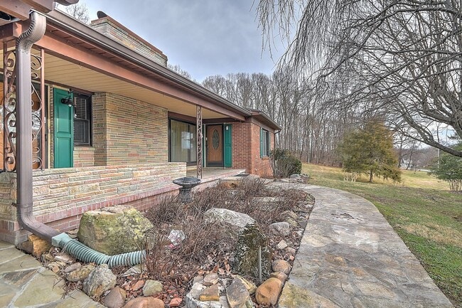 Building Photo - 563 Hales Chapel Rd