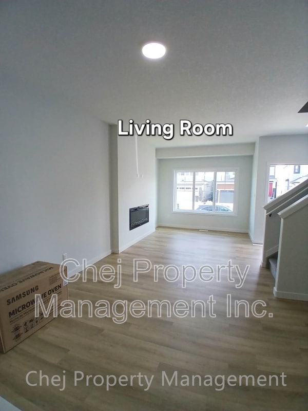 Photo du bâtiment - 16515-16520 20 Ave SW