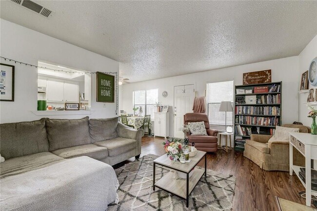 Living - 8809 Springmail Cir