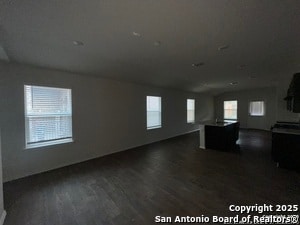 Foto del edificio - 324 Middle Grn Lp