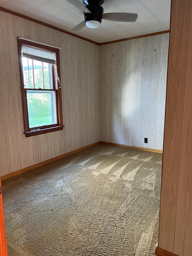 Building Photo - 204 Honeysuckle Ln