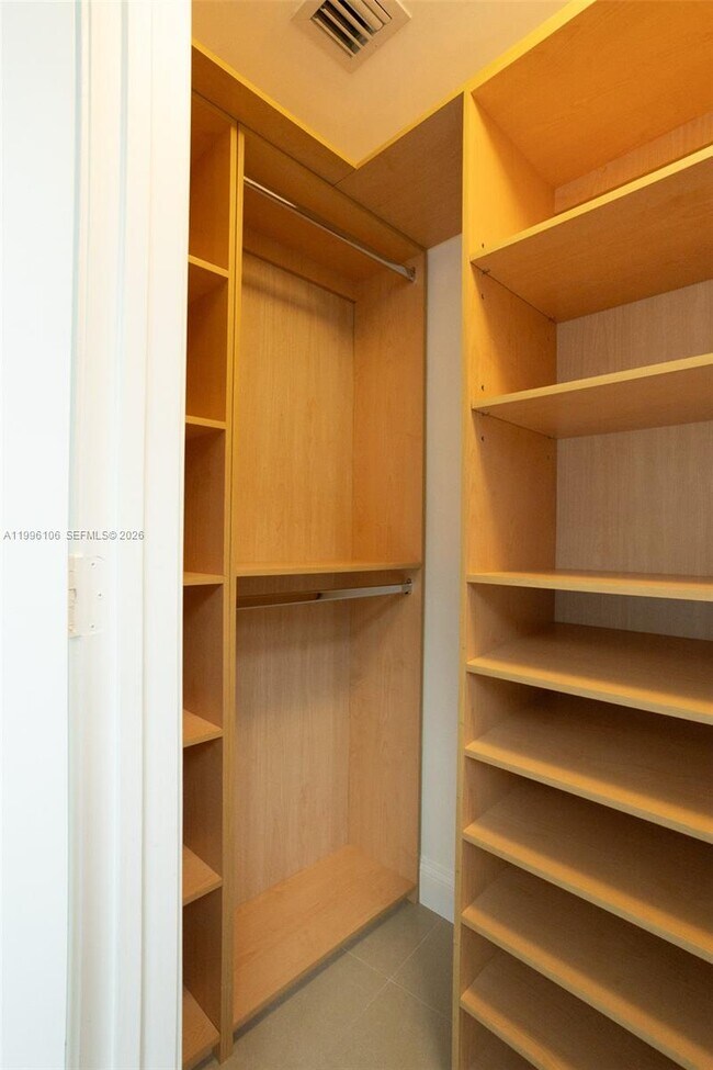 Foto del edificio - 601 NE 36th St