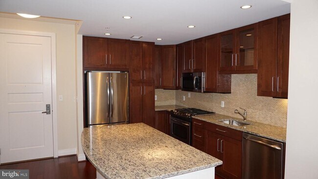 Building Photo - 8220 Crestwood Heights Dr