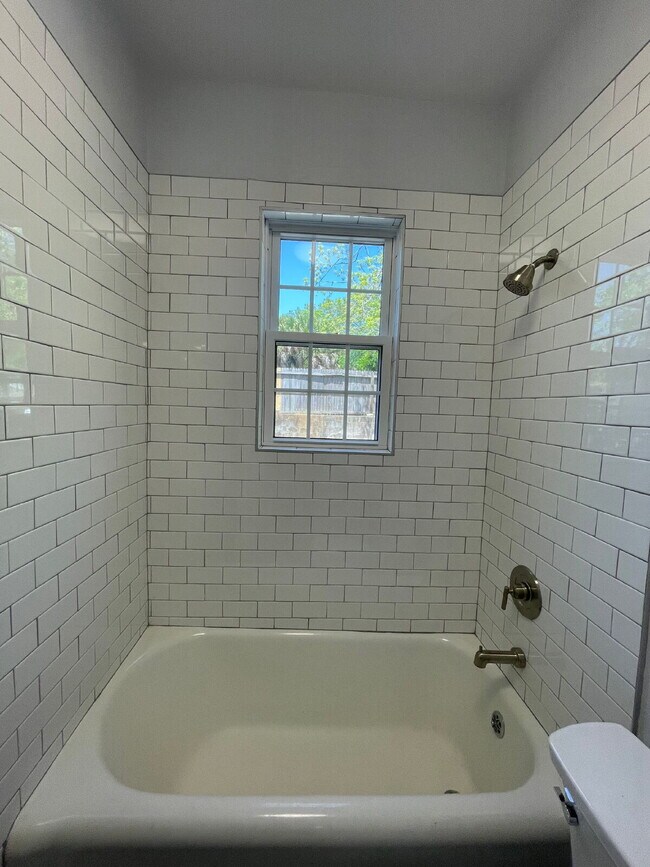 Foto del edificio - Recently remodeled 2/1 in Midtown!