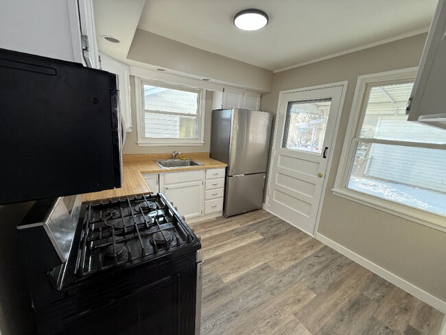 Foto del edificio - 5326 Rawlings Dr