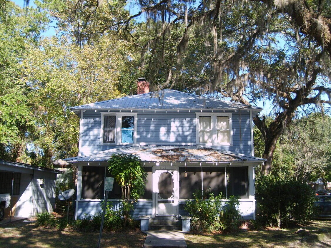 Foto principal - Historic 3 Bedroom, 1 Bathroom Apartment