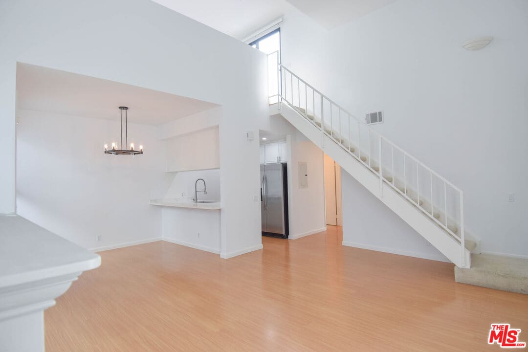 Primary Photo - 1727-1727 Glendon Ave