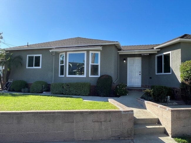 Building Photo - 727 Pine Dr