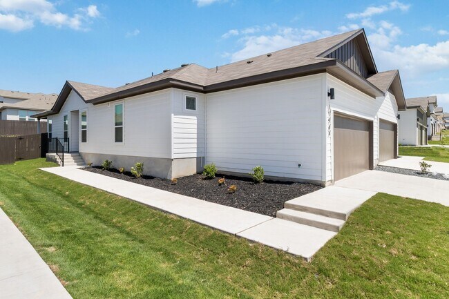 Foto del edificio - Brand New 3-Bedroom Home with Open Floor Plan & Private Fenced Yard