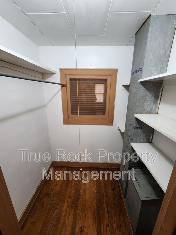 Foto del edificio - 1030 E 8th St