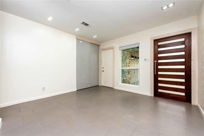 Building Photo - 3302 Catalina Dr