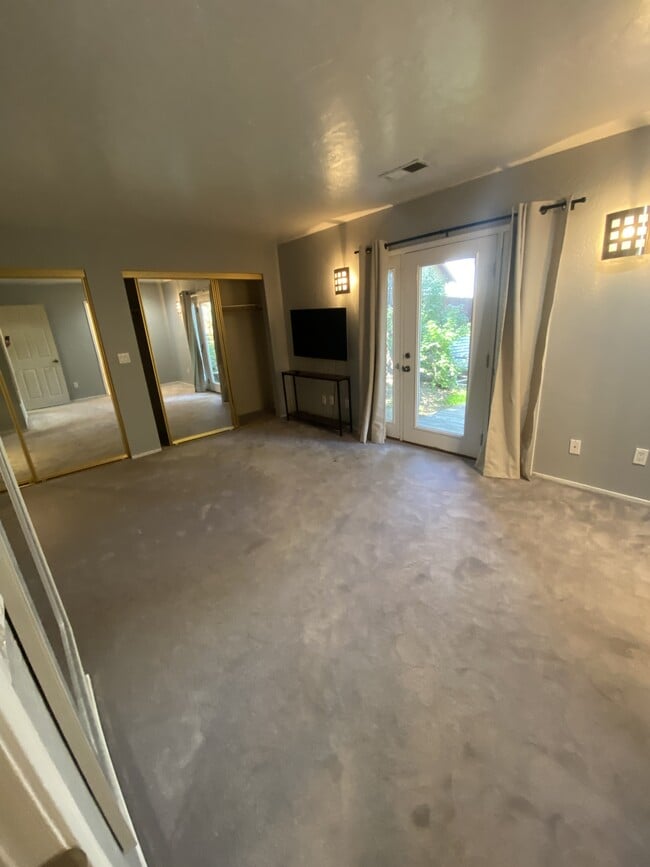 Building Photo - 924 Linda Ave