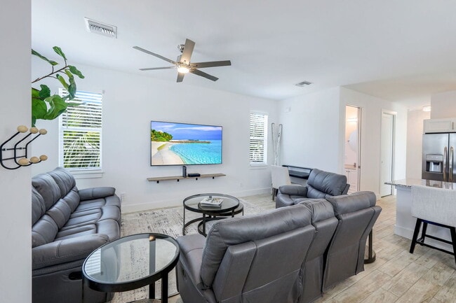 Building Photo - Relaxation & Recreation Await in This Napl...