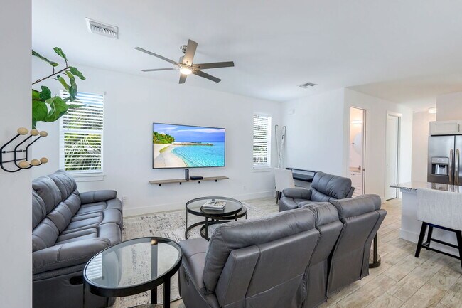 Foto del edificio - Relaxation & Recreation Await in This Napl...