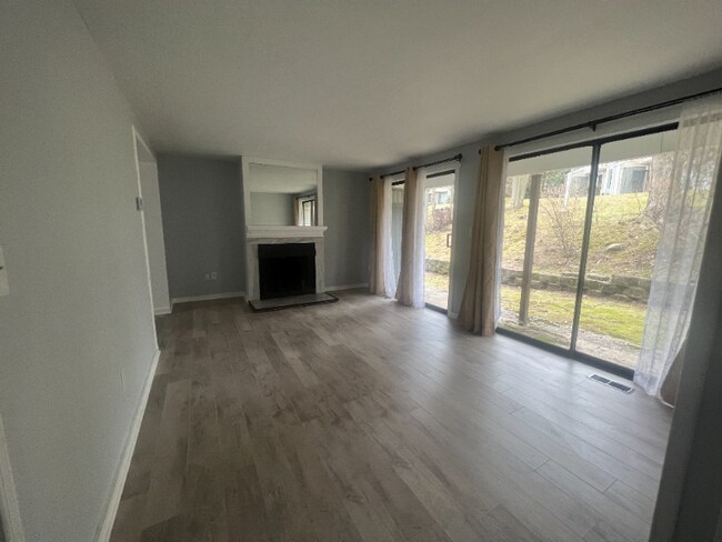 Building Photo - 98 Shepards Knoll Dr