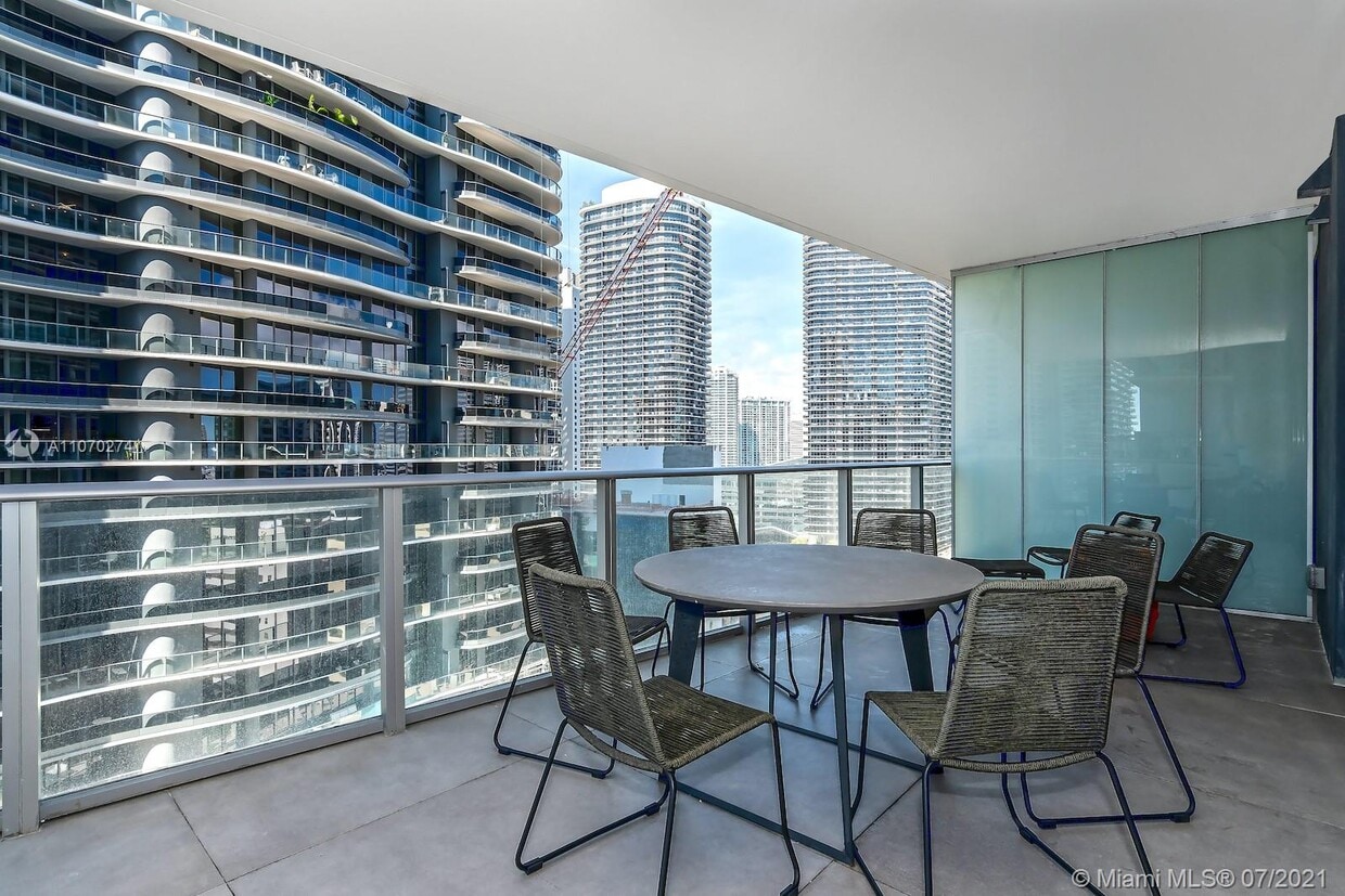 Primary Photo - 1010 Brickell Ave