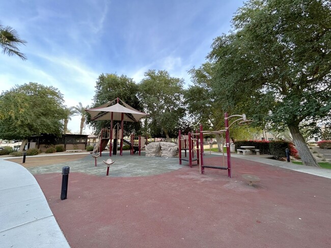 Foto del edificio - COMING SOON!!3 Bed 3 Bath Condo in Spanish...